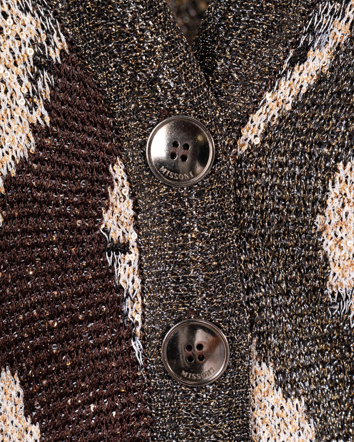 shop MISSONI  Cardigan: Missoni cardigan boxy con bottoni motivo onde.
Cardigan con chiusura a bottoni e realizzato in jacquard con un motivo onde distintivo. 
Paillettes applicate. 
Scollo V.
Composizione: 49% Viscosa 44% Poliammide 7% Fibra Metallica.
Fabbricato in Italia.. WM0C BK01C8-S80E2 number 8943149
